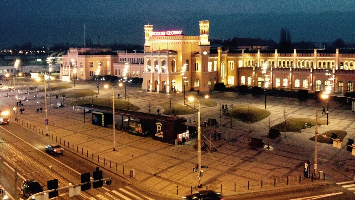 Przez wielu wrocławski dworzec kolejowy uważany jest za jeden z najpiękniejszych w Polsce. W Onecie prezentujemy osiem faktów dotyczących obiektu, które mogą was mocno zaskoczyć.