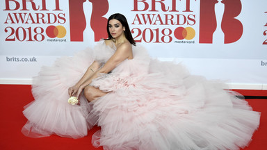 Brit Awards 2018: Dua Lipa i Rita Ora walczą o uwagę fotoreporterów