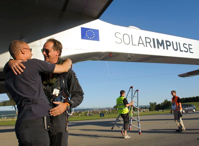 Szef projektu gratuluje pilotowi