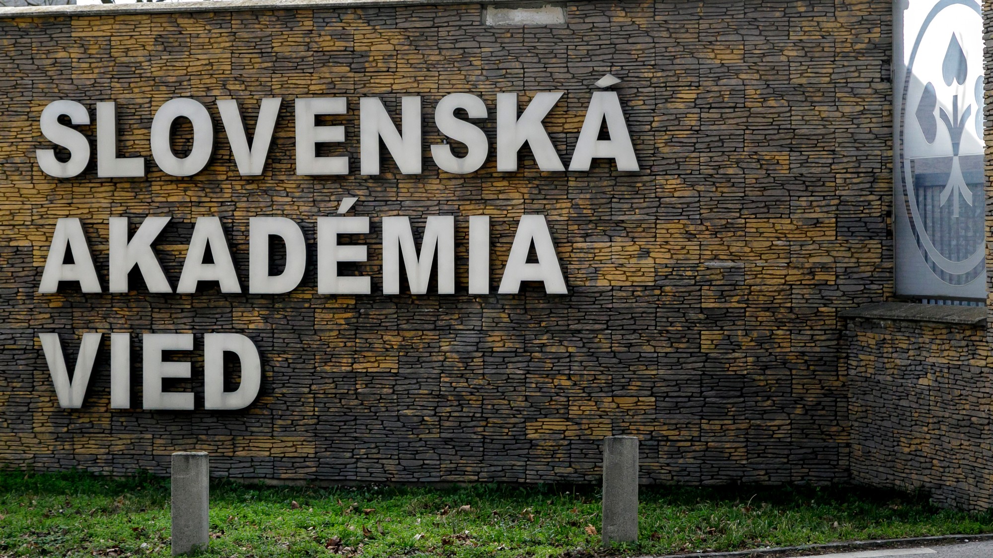 Vstup do areálu Slovenskej akadémie vied v Bratislave
