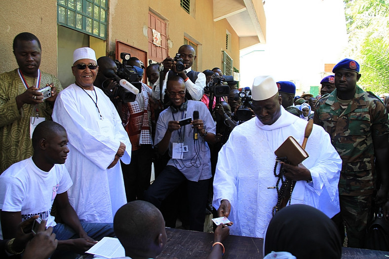 Yahya Jammeh - prezydent Gambii w asyście wojska