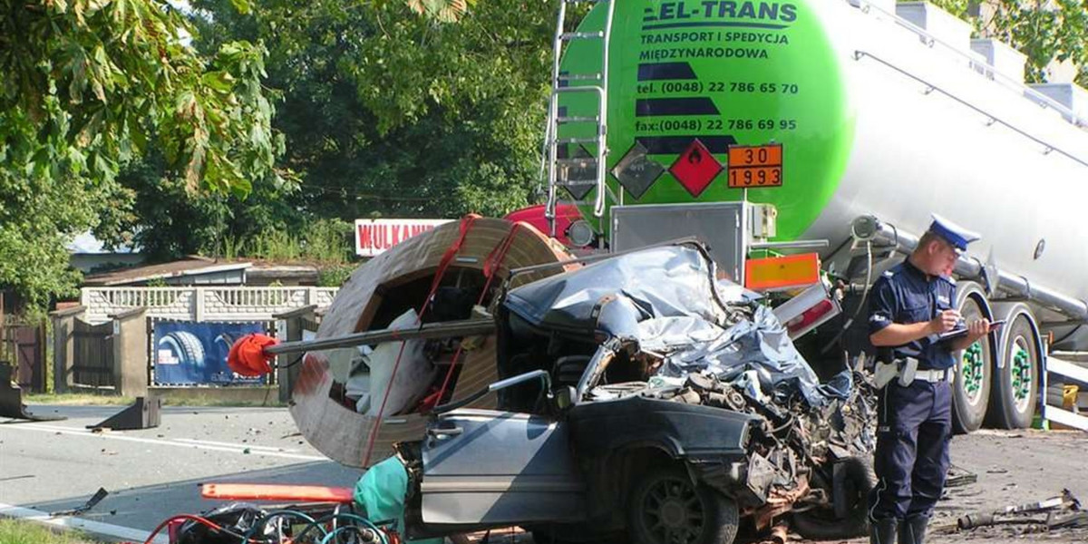 Nie żyją cztery osoby! Tragiczny wypadek pod Kutnem! FOTO