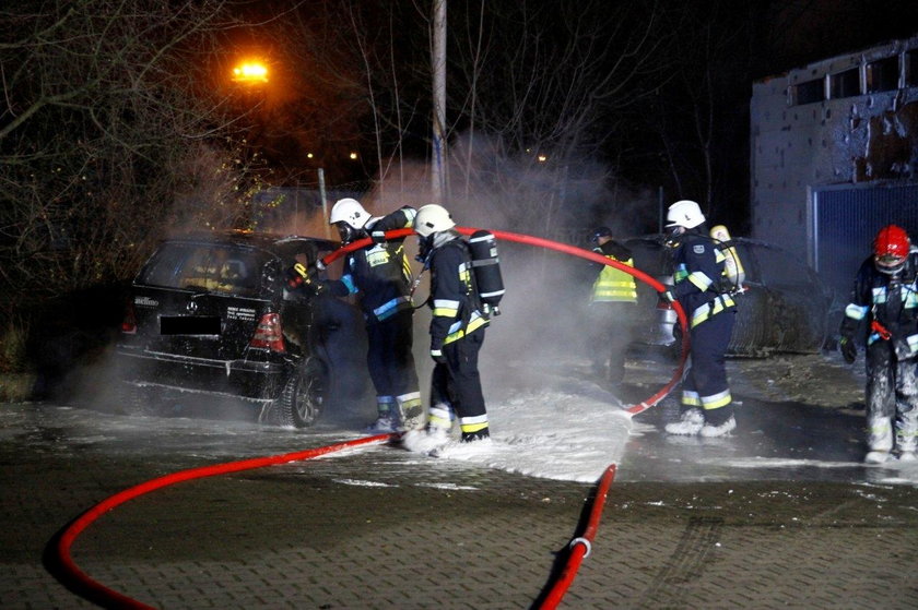 Nocny pożar samochodów w Opolu