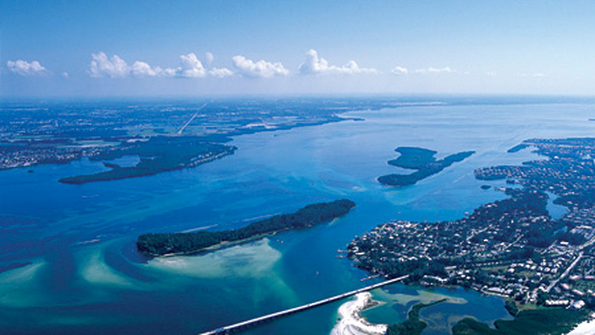 Gdybym była pelikanem przelatującym nad archipelagiem Gulf Islands u wybrzeży Florydy, pewnie widziałabym wąskie paski lądu otoczone wodą równie czystą i błękitną jak bezchmurne niebo nad głową. Niestety nie umiem latać.