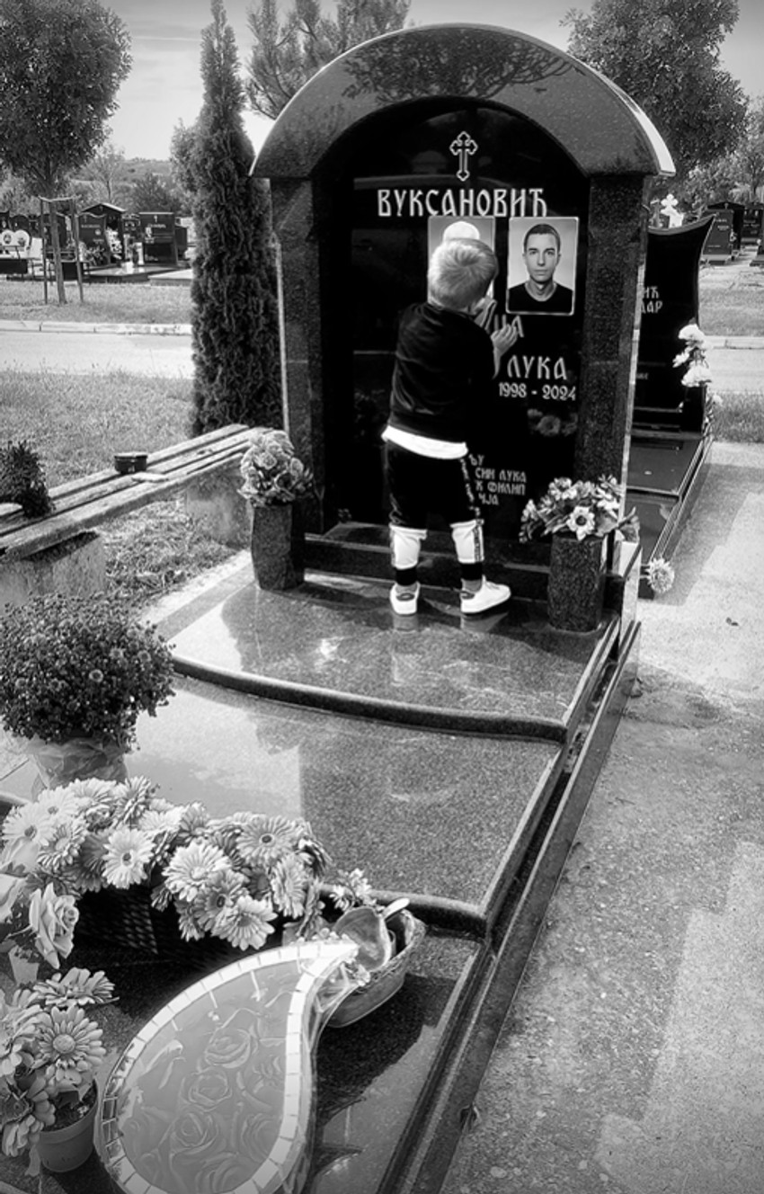 Sin Luka Vuksanović na očevom grobu