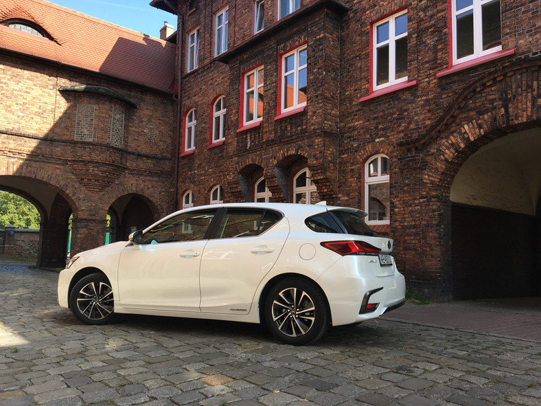 Lexus CT 200 h – coraz starrszy, i coraz tańszy