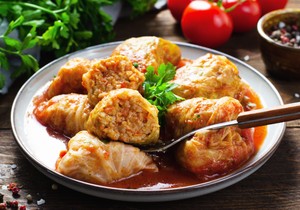 Da li treba dinstati meso pre motanja sarme? Stručni trikovi za savršen fil svaki put