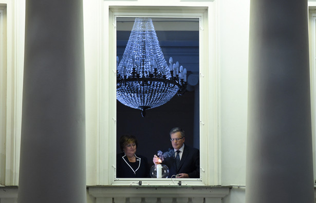 Para prezydencka zapaliła świecę w oknie. Apeluje do Polaków o światełko