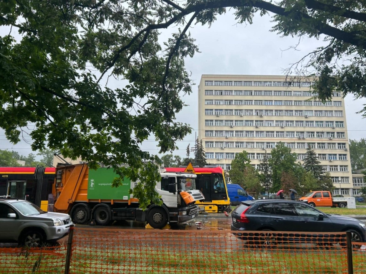 W Warszawie tramwaj zderzył się ze śmieciarką