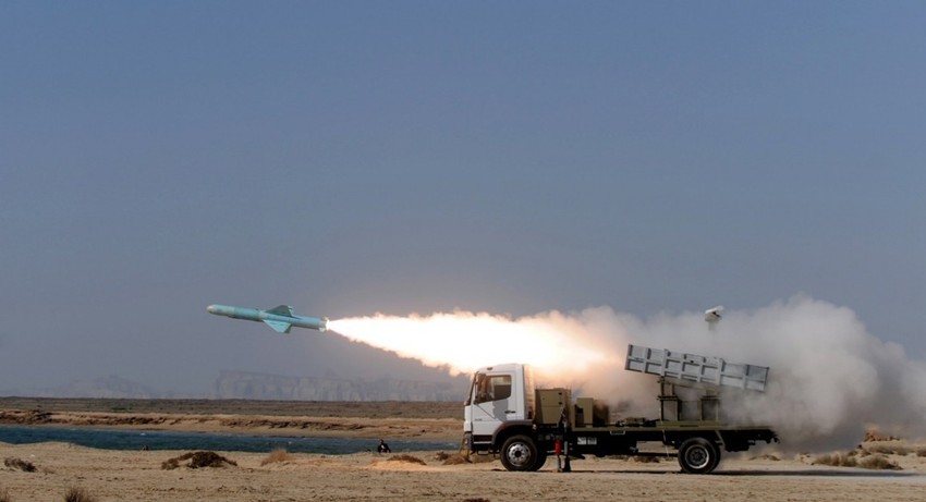 Iranska mornarica testira protivbrodski projektil kratkog dometa "nasr" tokom vežbi kod Ormuskog moreuza 2. januara 2012.