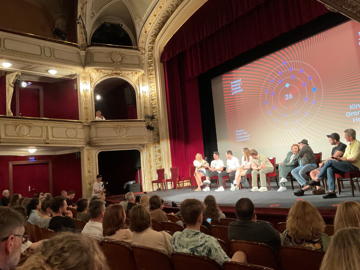 Gabriela Muskała, Zbigniew Zamachowski i młodzi aktorzy z filmu "Błazny", podczas spotkania z publicznością, w trakcie przeglądu filmowego Kino na Granicy