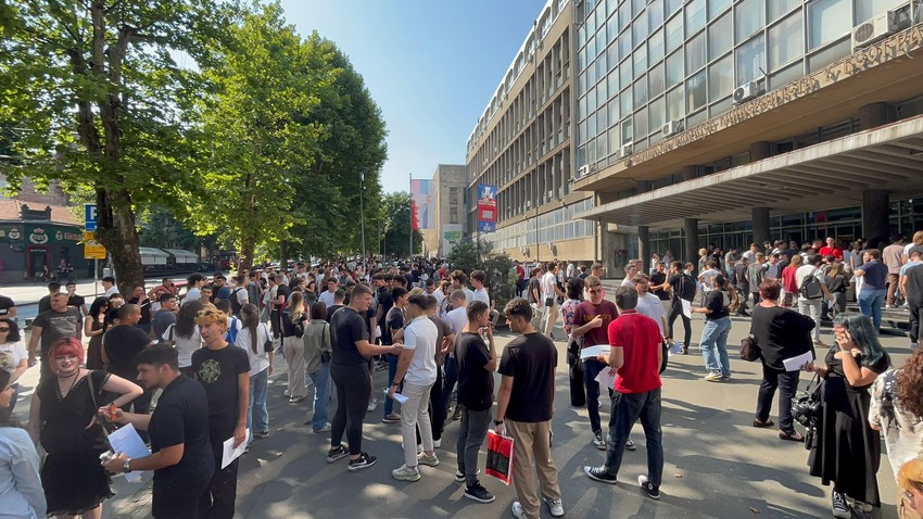 Velika gužva ispred Mašinskog falulteta drugog dana prijemnog