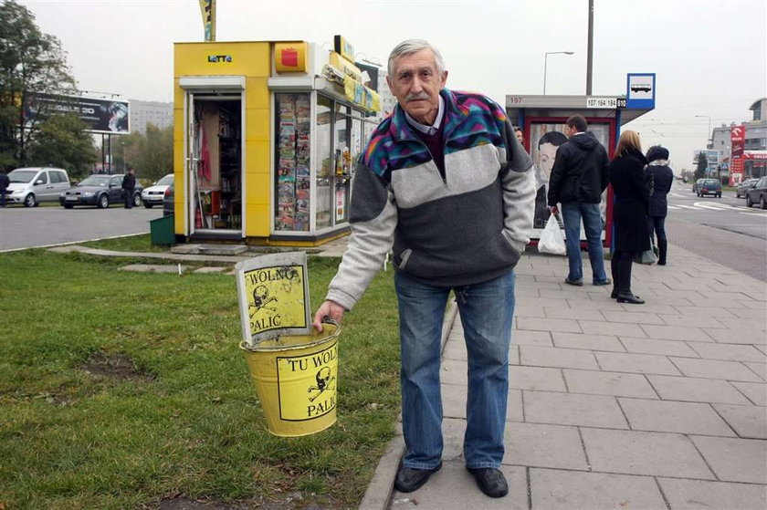 Urzędnikom przeszkadzają kosze na przystanku