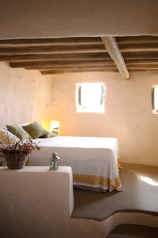 On dort entouré de murs de calcaire blanc.