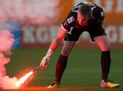 Kibole Zagłębia trafili racą bramkarza Widzewa. Mecz przerwany. ZDJĘCIA