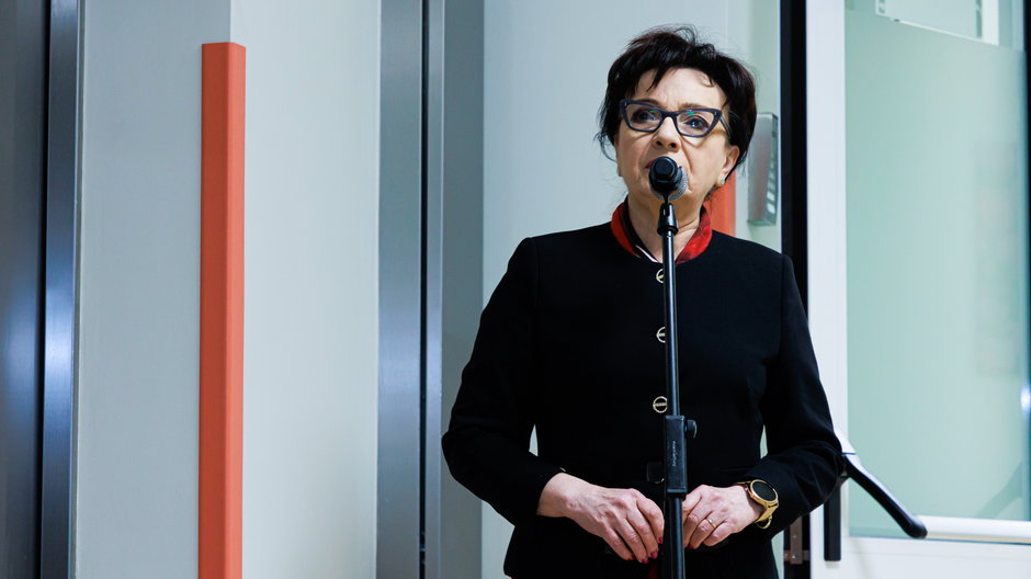 Marszałek Sejmu Elżbieta Witek podczas uroczystego otwarcia zmodernizowanego bloku porodowego oraz pododdziału patologii ciąży w Wojewódzkim Szpitalu Specjalistycznym w Legnicy