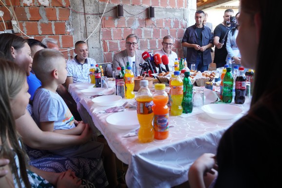 (VIDEO) "HOĆU, HOĆU PARADAJZ!" Dečak u Blacu izgovorio ovu rečenicu, a onda su Vučić i ostali prisutni prasnuli u smeh: "Daj mu, bre, da jede!"