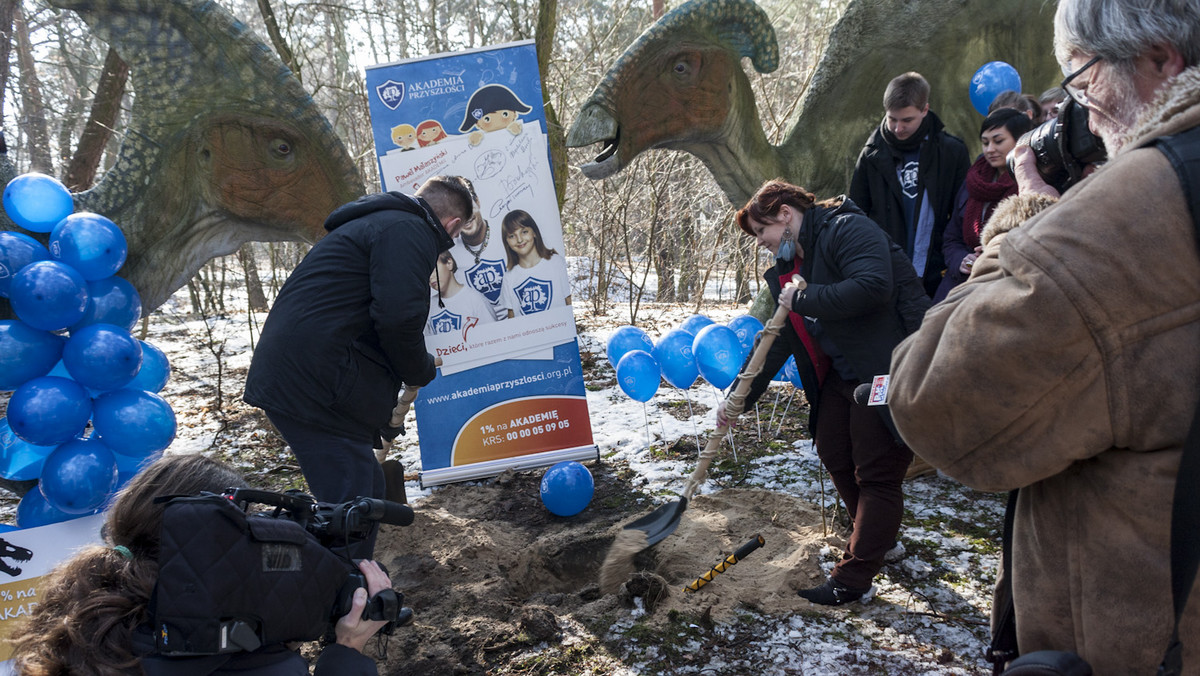 Wolontariusze bydgoskiej i toruńskiej AKADEMII PRZYSZŁOŚCI 28 lutego o godz. 11.00 w JuraParku w Solcu Kujawskim zakończyli istniejący od średniowiecza spór między Bydgoszczą a Toruniem. Zrobili to w sposób symboliczny, zakopując topór wojenny.