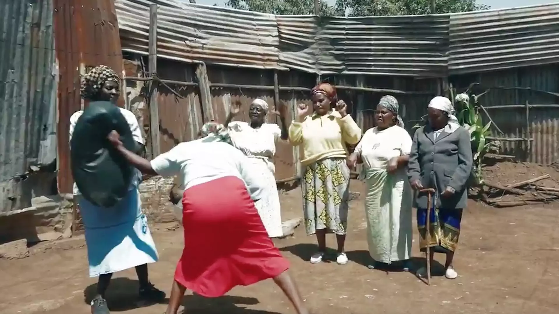 Kenijskie babcie uczą się karate w ramach samoobrony przed gwałcicielami