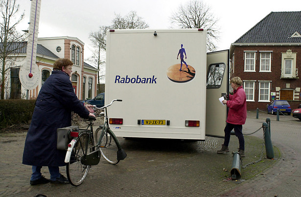 Europejskie rządy spieszą bankom z pomocą. Kilka lat temu po likwidacji placówek na prowincji, Rabobank dccierał do klientów bankowym busem.
