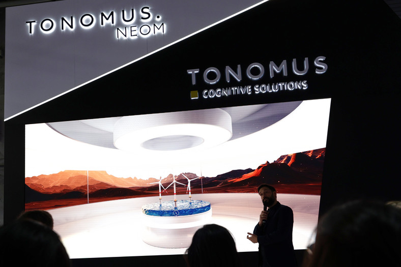 Logo Tonomus.Neom, pierwszej spółki zależnej NEOM — futurystycznego miasta budowanego w Arabii Saudyjskiej — która zapewnia autonomiczne rozwiązania oparte na danych, zostało zaprezentowane podczas Mobile World Congress 2023 w marcu br. w Barcelonie