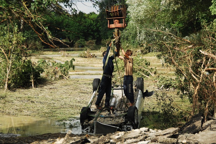 Przewrócony samochód