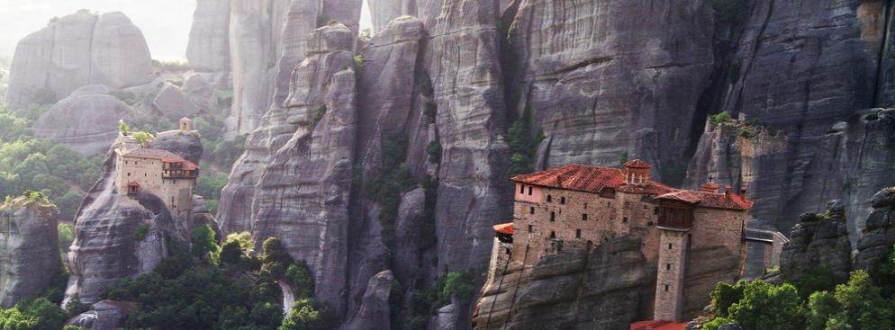 3. miejsce największych atrakcji turystycznych Grecji zajmują Meteory. Meteory to masyw skał z piaskowca w środkowej Grecji na północno-zachodnim krańcu równiny tesalskiej w okolicy miasta Kalampaka. Skały osiągają wysokość do 540 m n.p.m.
Na szczytach skał umiejscowiony jest zespół prawosławnych klasztorów (monastyrów). Początkowo wszelkie materiały potrzebne do budowy i życia mnichów wciągane były na linach, również odwiedzający mogli dostać się do monastyrów jedynie na linach. Obecnie część z monastyrów udostępniona jest dla zwiedzających i dla ich wygody wybudowano schody i pomosty.