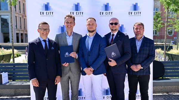 Przedstawiciele Volvo i Urzędu Miasta Wrocławia podpisali porozumienie z myślą o czystszym powietrzu.