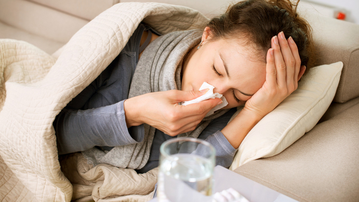 Zakażenie grypą pojawia się nagle, występuję z wysoką gorączką powyżej 38 st., chory ma dreszcze, odczuwa bóle głowy i mięśni, oraz nudności, a nawet światłowstręt – przypomina kierownik Krajowego Ośrodka ds. Grypy prof. Lidia Brydak.