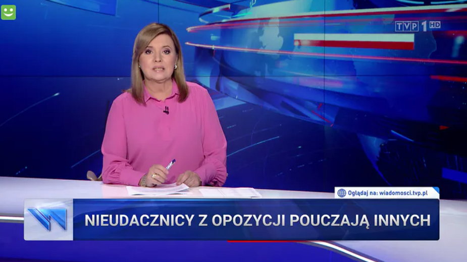 "Wiadomości" TVP na pasku informowały widzów o "nieudacznikach z opozycji" (screen z programu)