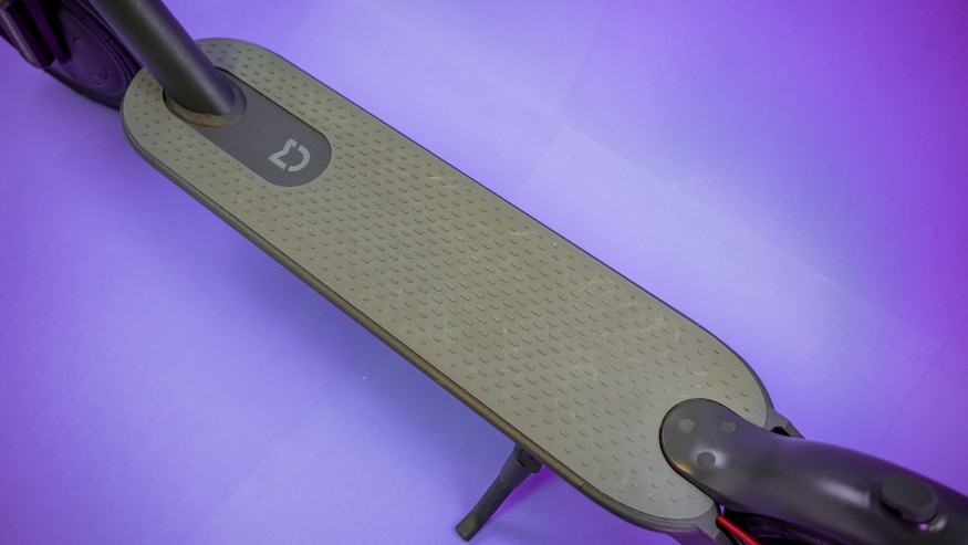 Das Trittbrett des Xiaomi Mijia M365 ist gummiert und bietet festen Halt.