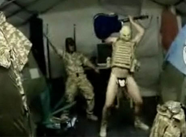Tak żołnierze bawią się w Iraku