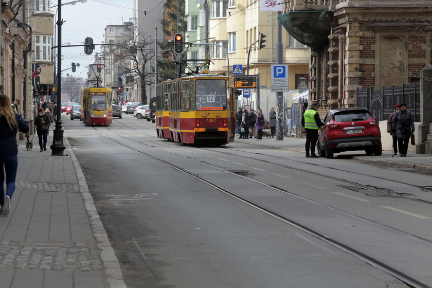 straż miejska pilnuje pustej ulicy