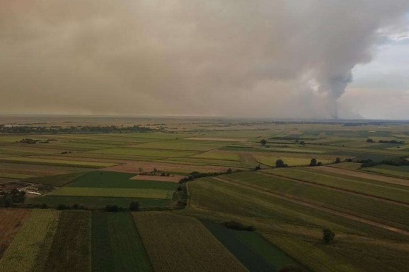 (FOTO, VIDEO) POŽAR U DELIBLATSKOJ PEŠČARI FORMIRAO OLUJNI OBLAK?! Jezivi prizori iz Srbije: Ogromna dimna zavesa vidi se sa SVIH STRANA, diže se vojska: "Dostiže visinu od nekoliko KILOMETARA"