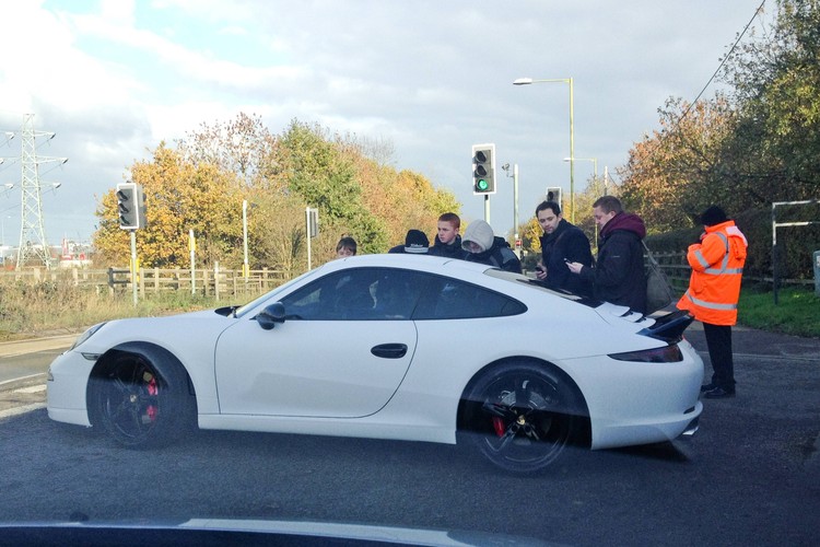 Wojciech Szczęsny za kierownicą porsche 911 carrera S śledzony przez paprazzi