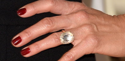 Jennifer Aniston chwali się pierścionkiem. Ładniejszy niż Angeliny?
