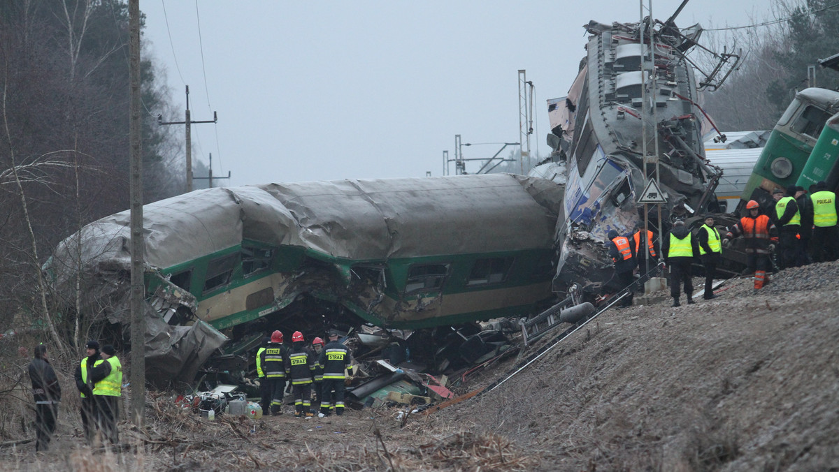 15 osób zginęło, a 56 trafiło do szpitali - to bilans katastrofy kolejowej niedaleko Zawiercia w województwie śląskim, gdzie zderzyły się czołowo dwa pociągi osobowe. Pojawiają się głosy, które próbują rozsądzić, kto zawinił w tej sprawie. Swoje zdanie wyrażają m.in. politycy. Co sądzisz o tej sprawie? Wypowiedz się na forum!