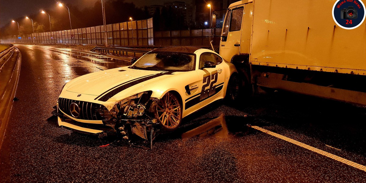 Wypadek mercedesa na Wale Miedzeszyńskim. Rozbite auto za milion złotych