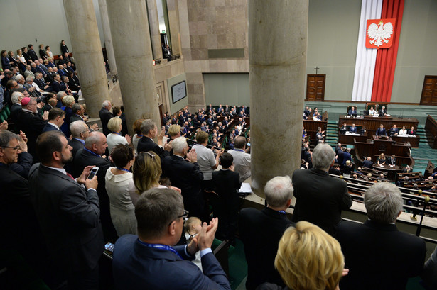 PiS wygrałoby wybory. W Sejmie tylko trzy partie. SONDAŻ