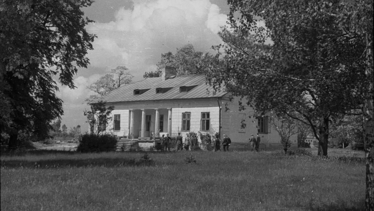 Umiastów, 1947-05-29. Dziennikarze przed klasycystycznym dworem z XIX w. 