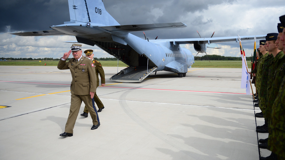 Przestrzeń powietrzna państw NATO jest wspólna, wszyscy sojusznicy powinni się przyczyniać do jej ochrony - powiedział szef Sztabu Generalnego gen. Mieczysław Cieniuch, który odwiedził polskich lotników stacjonujących w Szawlach na Litwie.