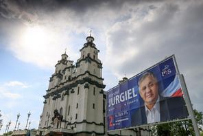 Billboard wyborczy Krzysztofa Jurgiela pod kosciolem
