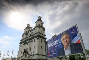 Billboard wyborczy Krzysztofa Jurgiela pod kosciolem