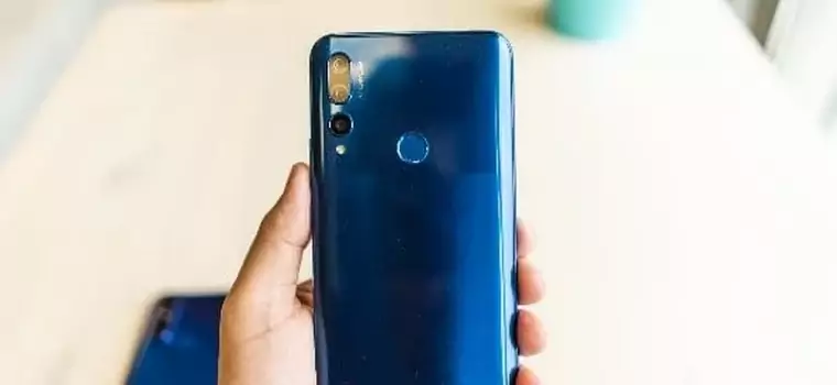 Huawei Y9 Prime 2019 na zdjęciu. Ma potrójny aparat i ciekawy ekran