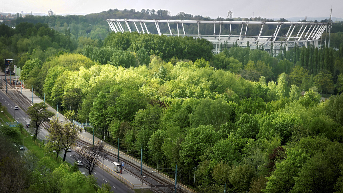 Urząd Marszałkowski Woj. Śląskiego ogłosił przetarg na wykonanie ogrodzenia modernizowanego Stadionu Śląskiego w Chorzowie. Wartość inwestycji to 15,7 mln zł netto. Ogrodzenie ma mieć 1,6 km długości i 3,5 m wysokości.