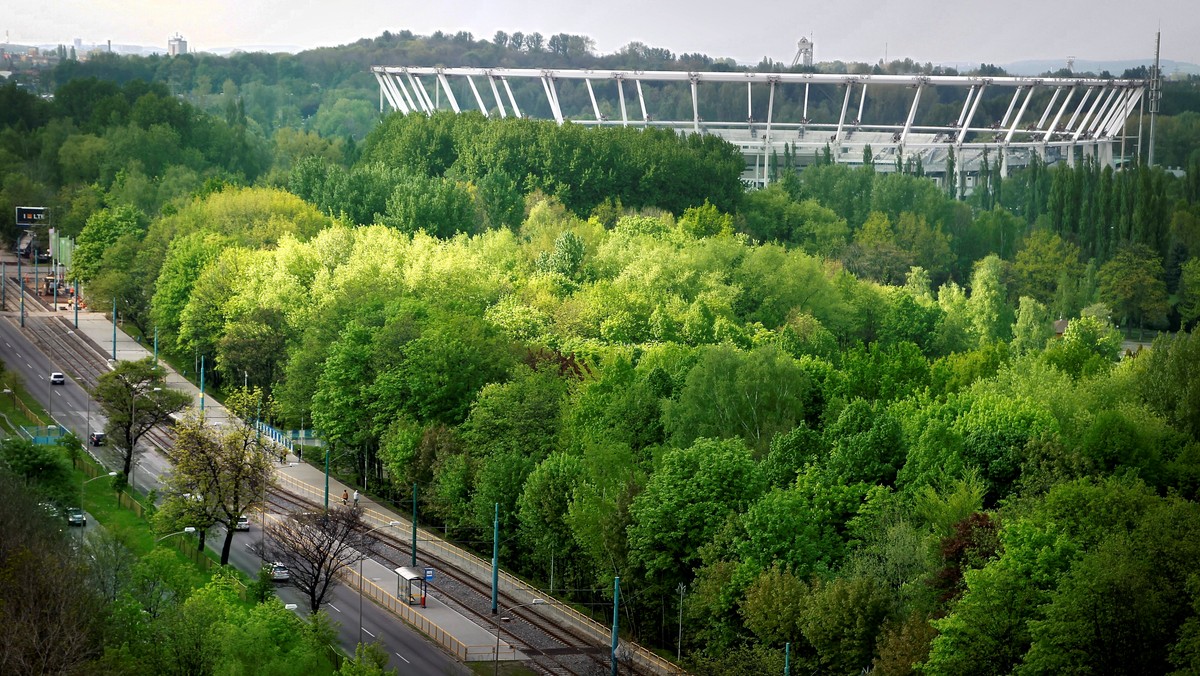 Urząd Marszałkowski Woj. Śląskiego ogłosił przetarg na wykonanie ogrodzenia modernizowanego Stadionu Śląskiego w Chorzowie. Wartość inwestycji to 15,7 mln zł netto. Ogrodzenie ma mieć 1,6 km długości i 3,5 m wysokości.