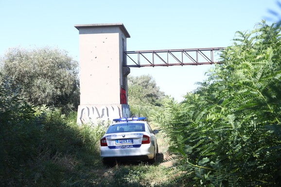 KRENUO DA TRAŽI DRVA, ONDA SU SE PROLOMILI JAUCI KROZ NOĆ! Jezivi detalji tragedije u Borči, mladić (28) upao u MULJ dubok 5 metara: "Jadno dete, da tako strada..." (FOTO, VIDEO)