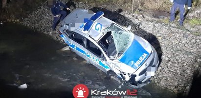 Policjanci jechali na interwencję. Radiowóz spadł z mostu