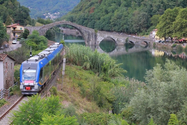 We Włoszech zadomowiona jest za to bydgoska Pesa, która dostarcza na ten rynek już od lat. Z ostatnim włoskim kontraktem tego producenta – na spalinowe pociągi pasażerskie Atribo ATR 220 – jest jednak problem. Państwowy przewoźnik Trenitalia zamówił dla regionów Toskania, Marche i Basilicata w sumie 40 pojazdów, z czego polski producent dostarczył na razie 19. Do czasu usunięcia stwierdzonych usterek włoski przewoźnik wstrzymał odbiory kolejnych. W sumie cały kontrakt jest wart prawie 140 mln euro.