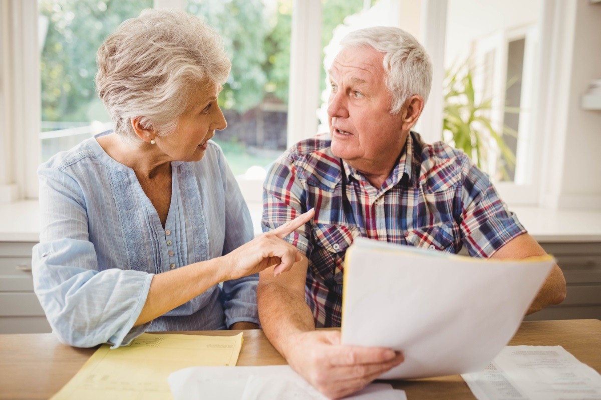 Seniorzy przeglądają dokumenty o dodatku emerytalnym 273 zł wypłacanym dożywotnio